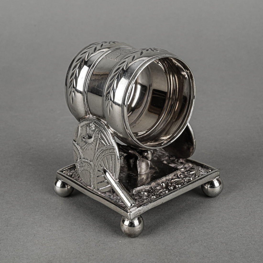 MERIDEN BRITANNIA CO Silverplate Figural Napkin Ring 208 Bee