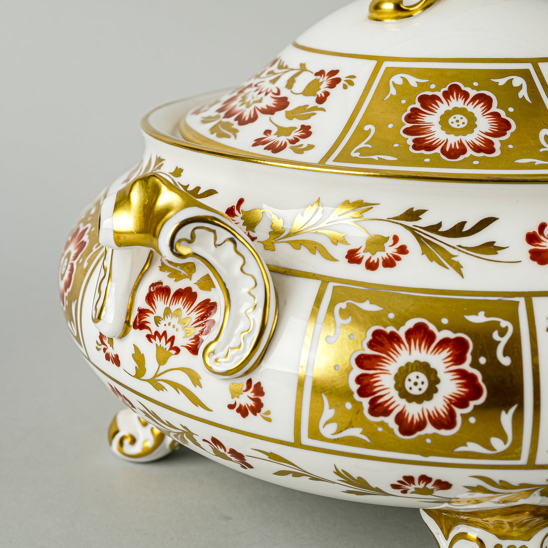 ROYAL CROWN DERBY Red Derby Covered Serving Dish