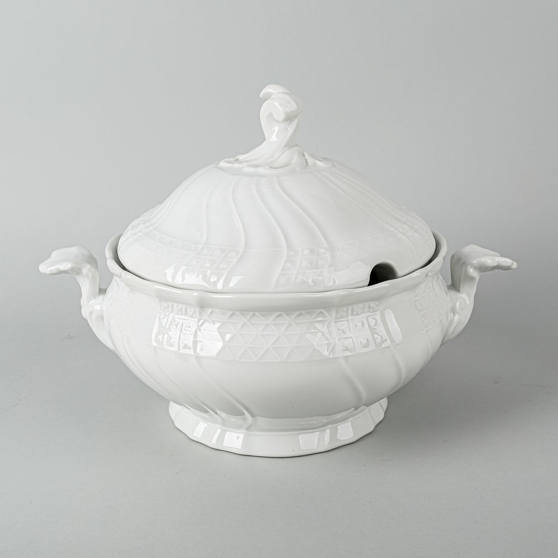 HUTSCHENREUTHER Dresden White Covered Tureen