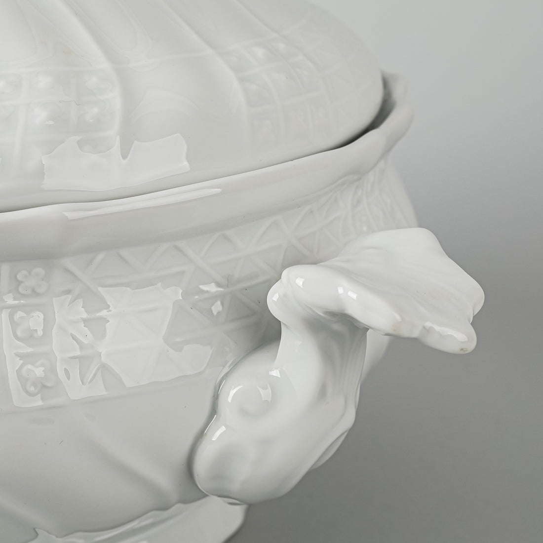 HUTSCHENREUTHER Dresden White Covered Tureen
