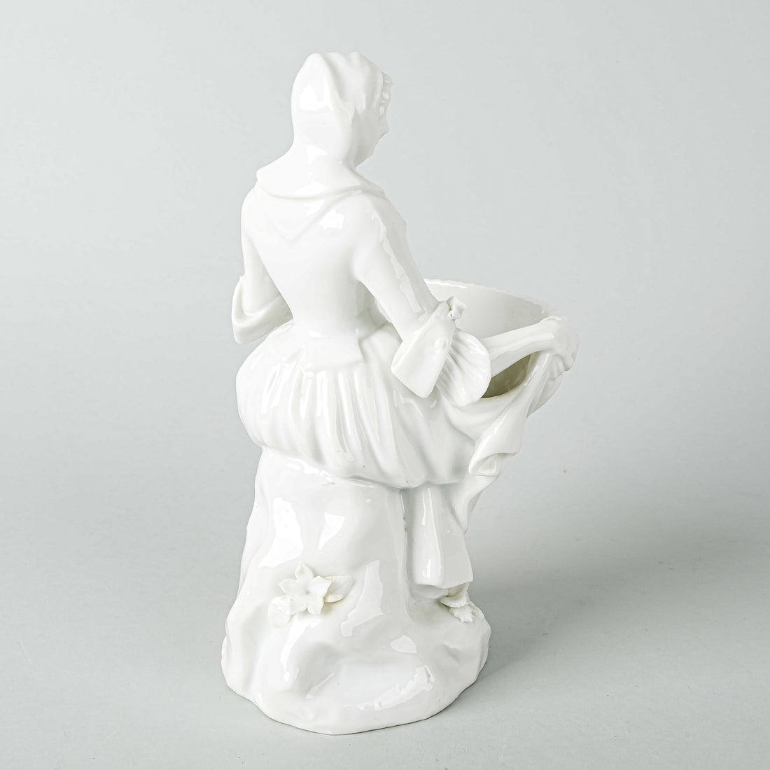 MEISSEN Figurines Man & Woman Sitting Holding Baskets  Set of 2