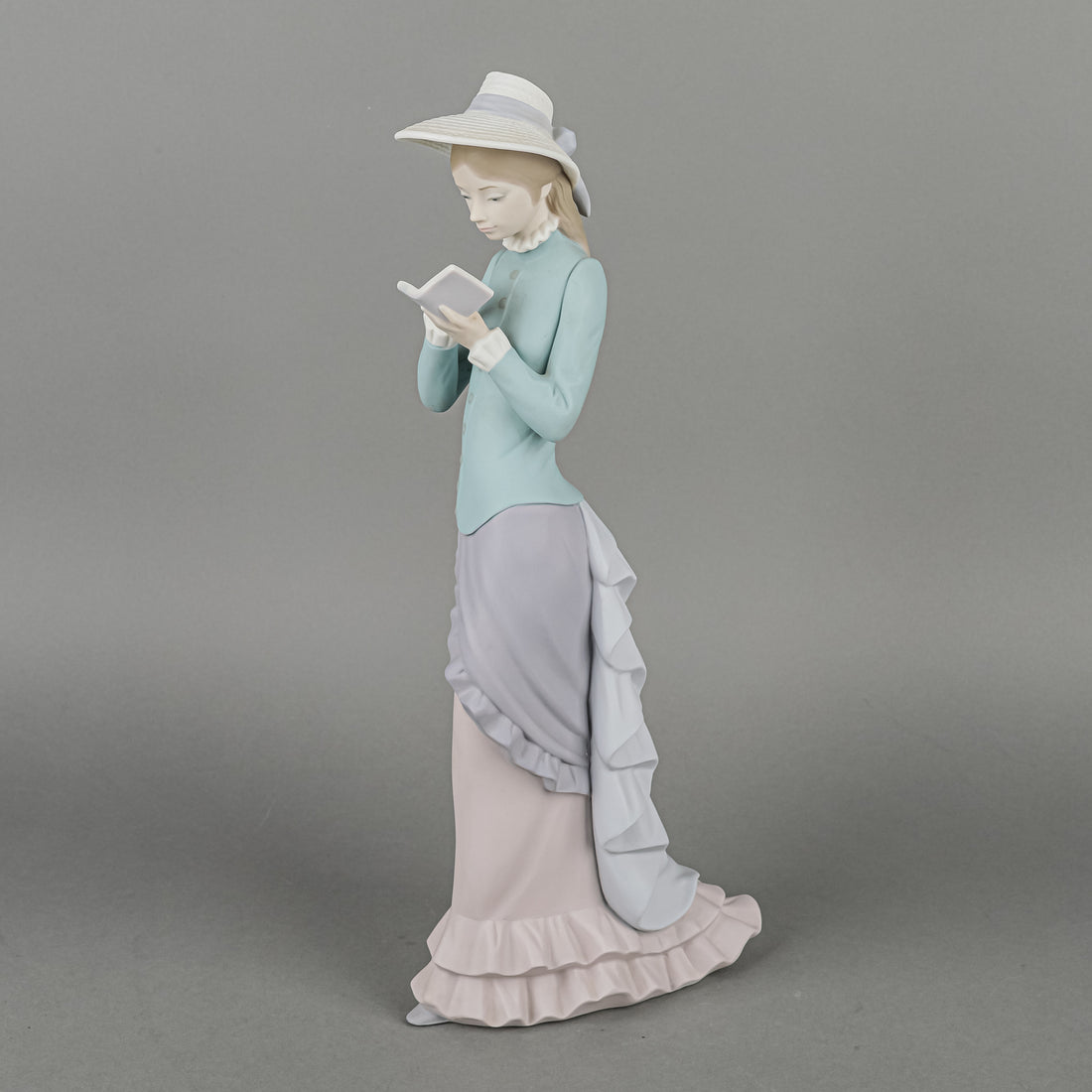LLADRO Figurine - Reading 5000M
