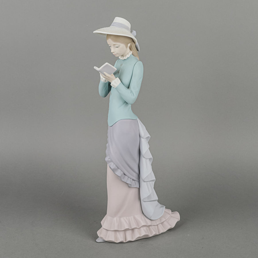LLADRO Figurine - Reading 5000M