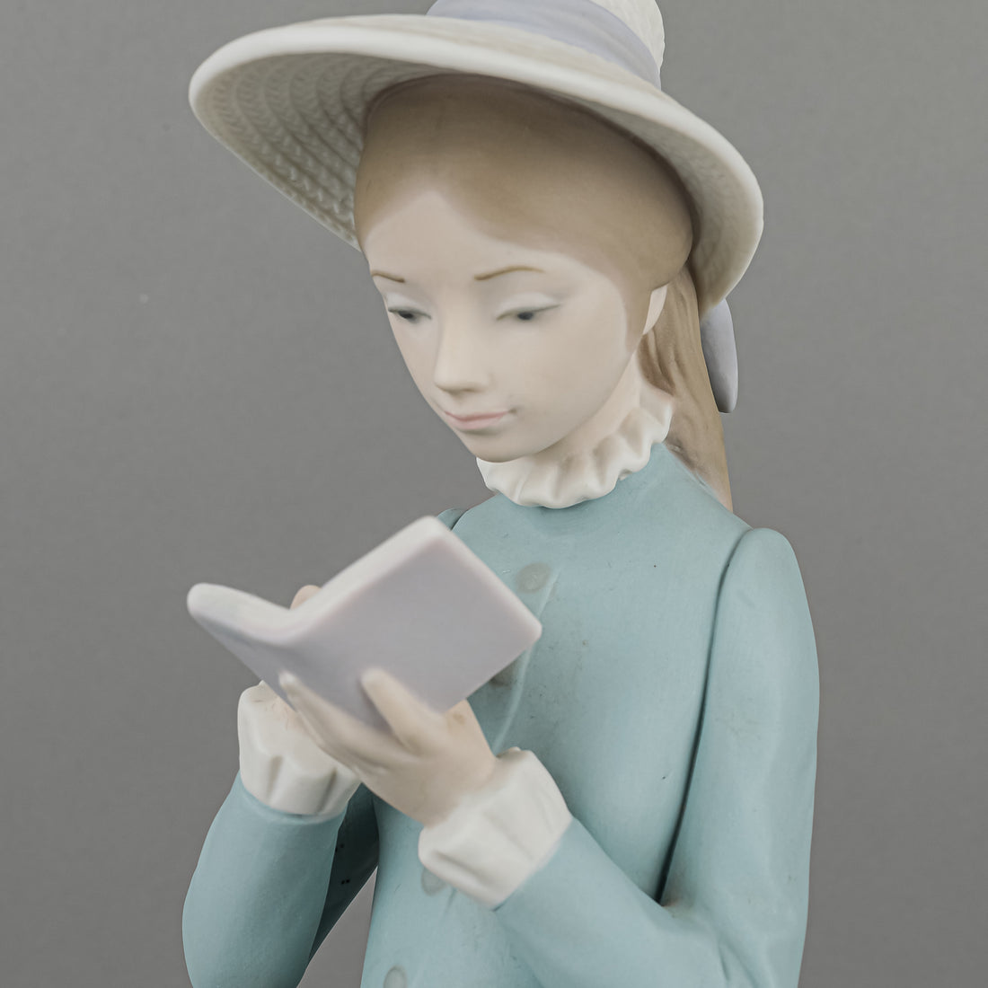 LLADRO Figurine - Reading 5000M