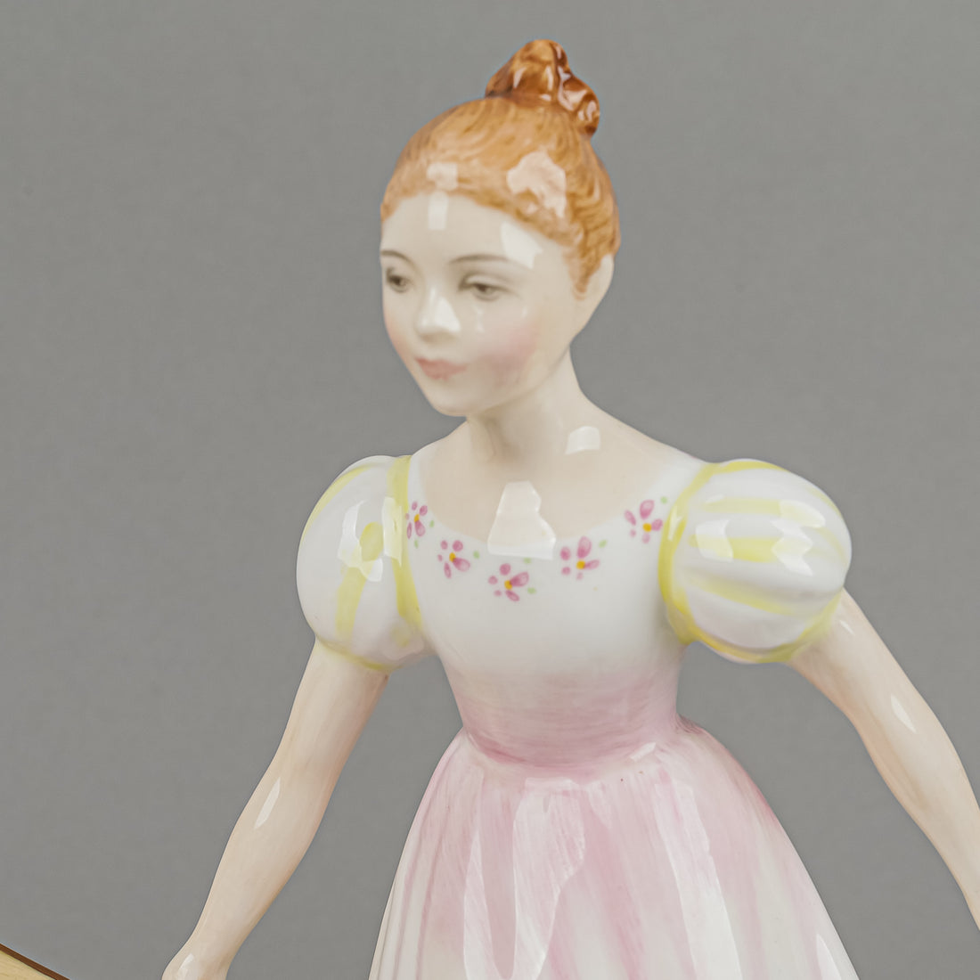 ROYAL DOULTON Figurine Beat You To It HN 2871 H7"