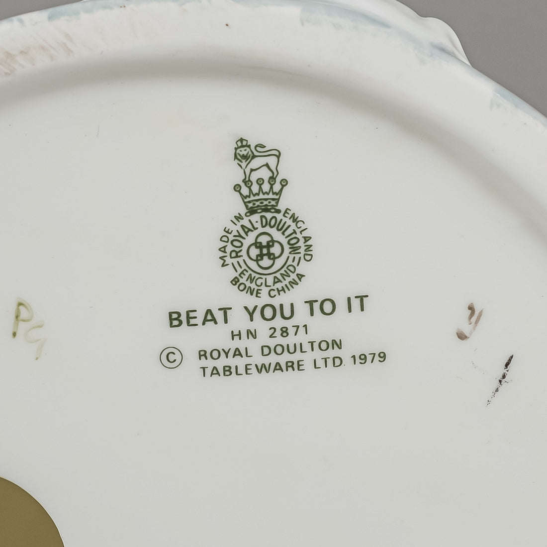 ROYAL DOULTON Figurine Beat You To It HN 2871 H7"