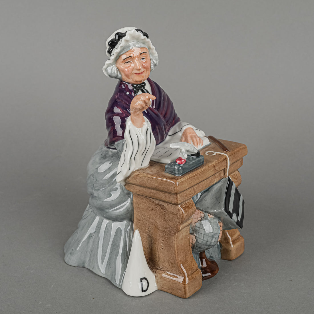 ROYAL DOULTON Figurine Schoolmarm HN 2223