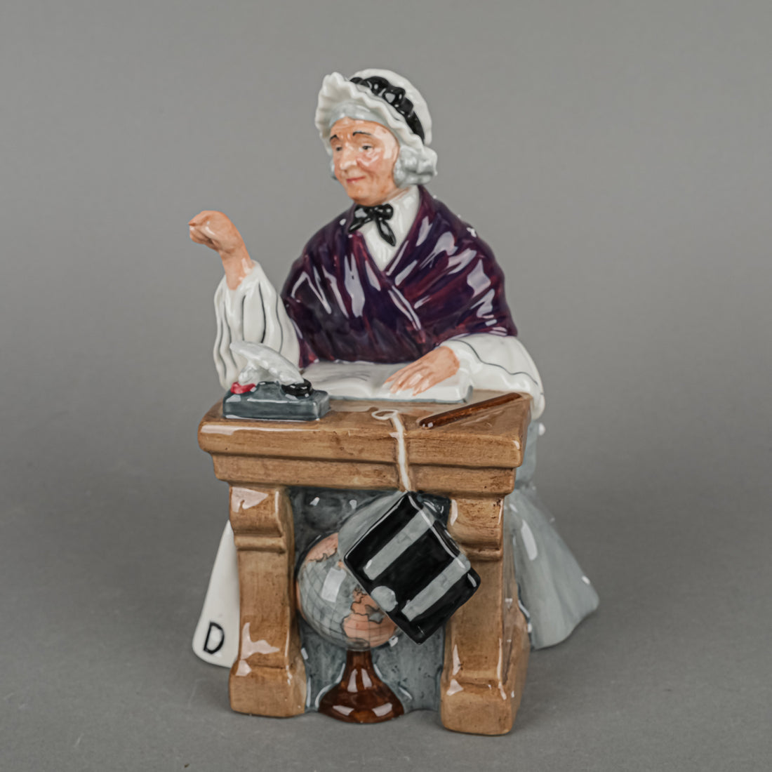 ROYAL DOULTON Figurine Schoolmarm HN 2223