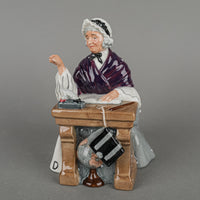 ROYAL DOULTON Figurine Schoolmarm HN 2223