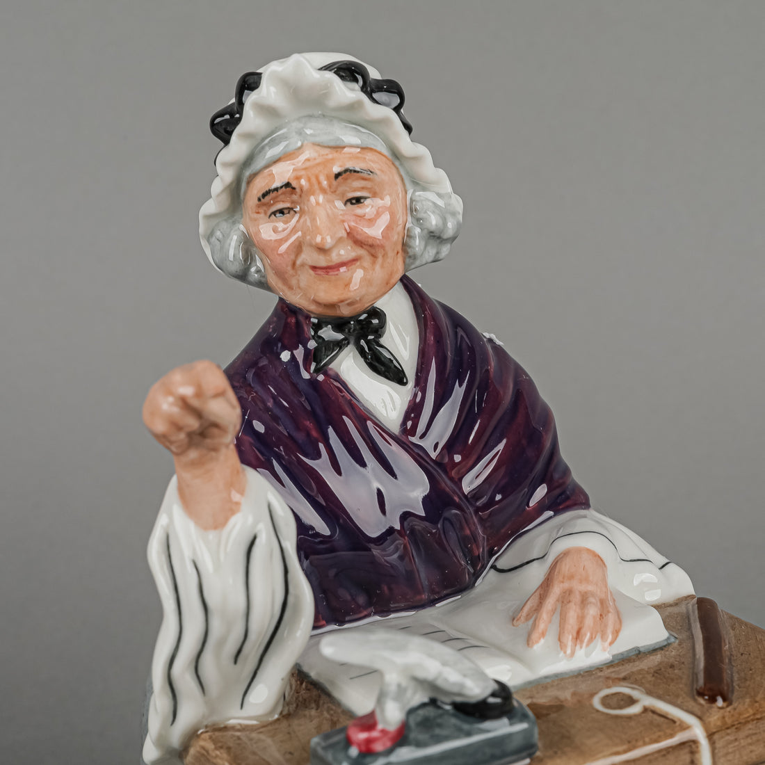 ROYAL DOULTON Figurine Schoolmarm HN 2223