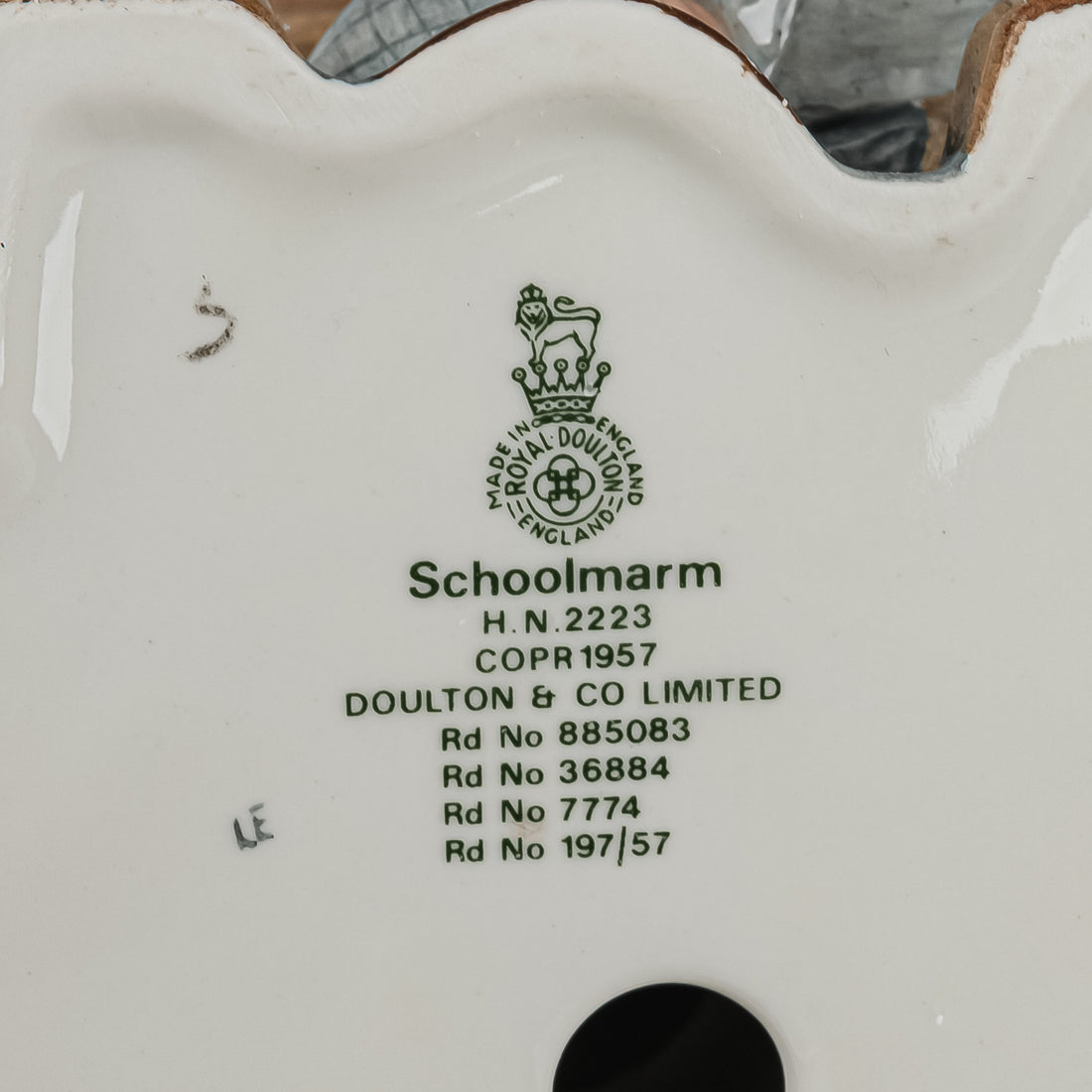 ROYAL DOULTON Figurine Schoolmarm HN 2223