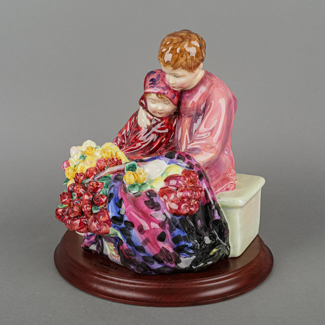 ROYAL DOULTON Figurine Flower Sellers Children HN 1342 With Stand