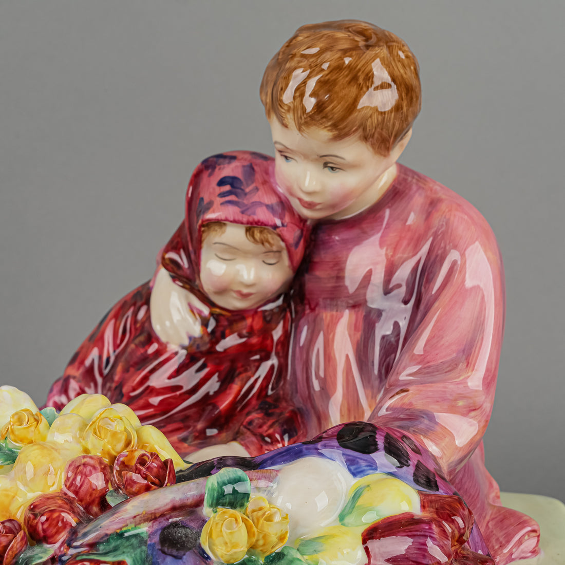 ROYAL DOULTON Figurine Flower Sellers Children HN 1342 With Stand