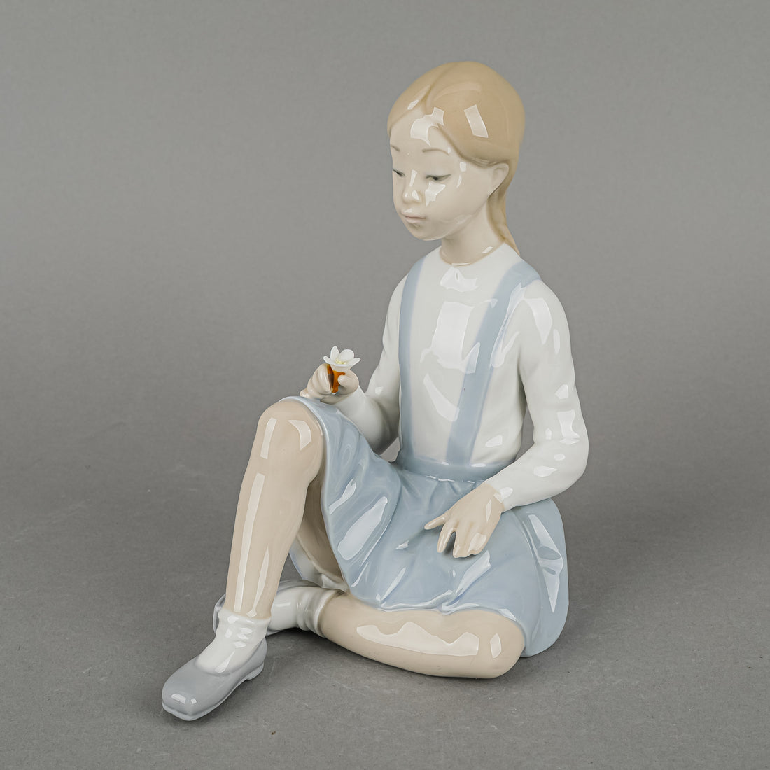 LLADRO Figurine Girl With Flower 4596