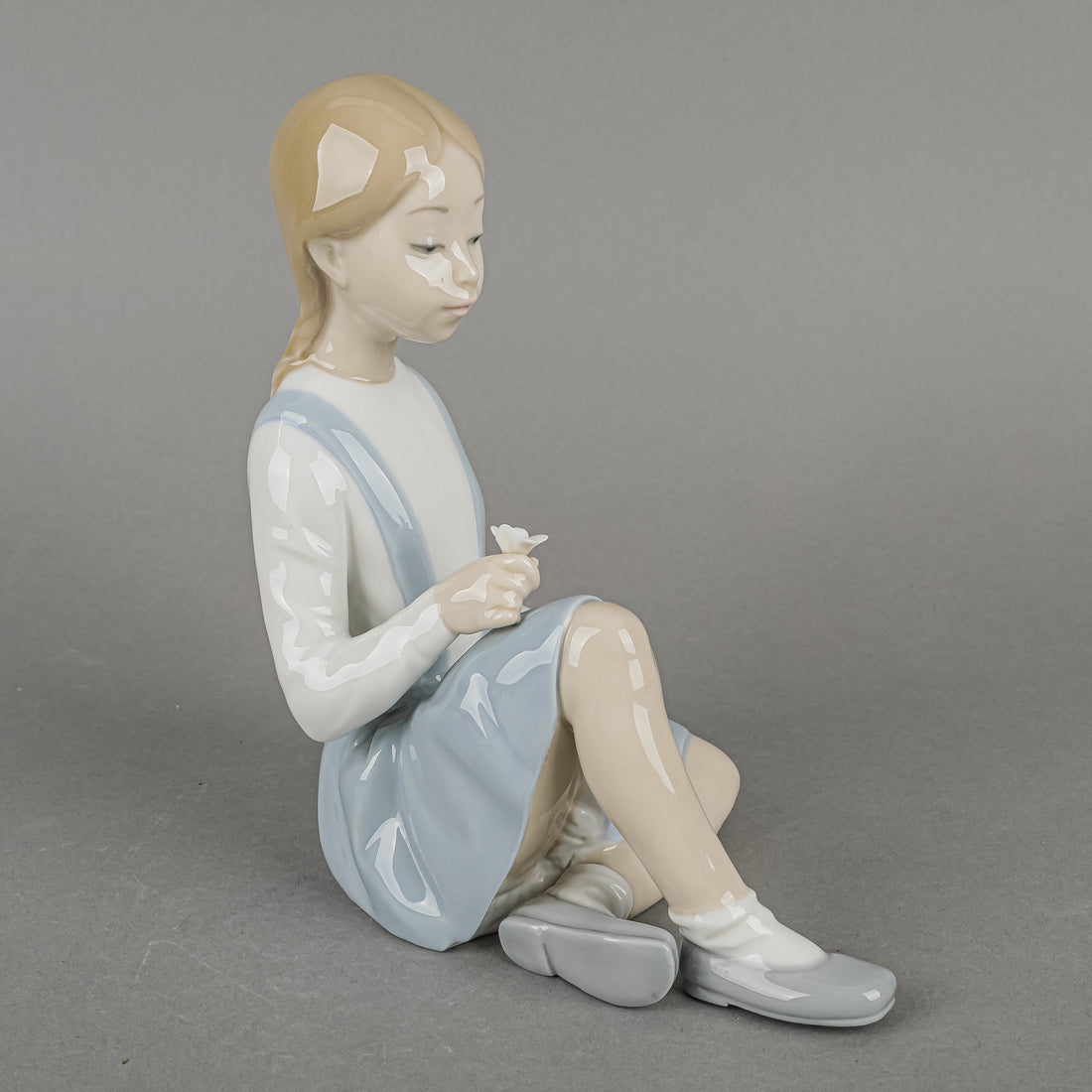 LLADRO Figurine Girl With Flower 4596