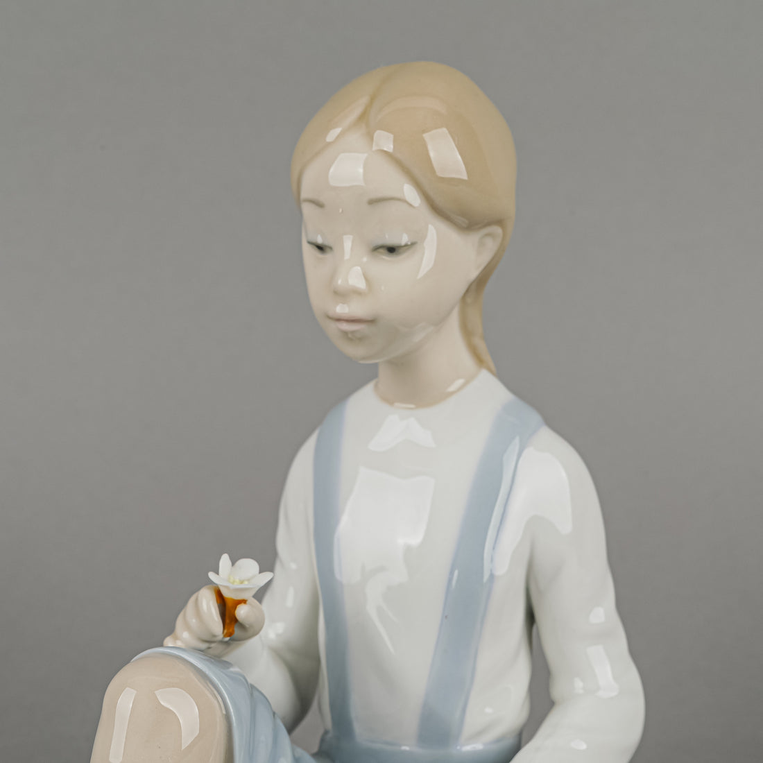 LLADRO Figurine Girl With Flower 4596