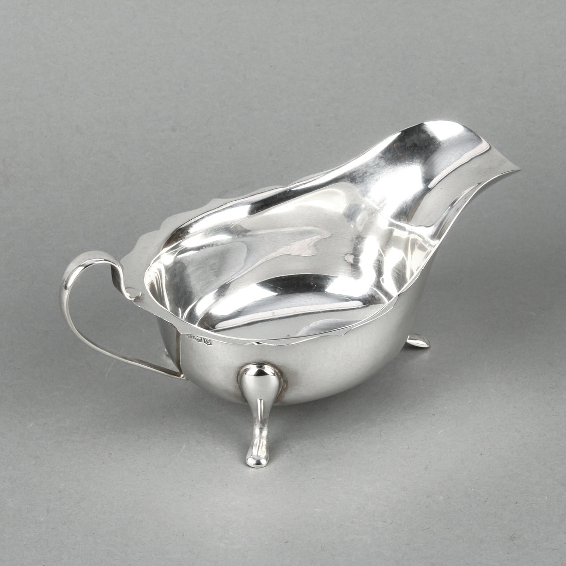 VINERS LTD. Sterling Silver Footed Sauce Boat