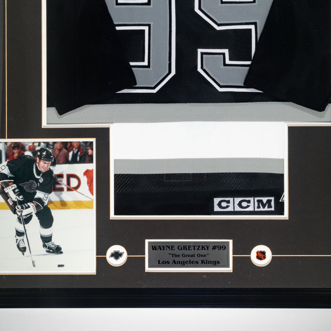 Framed & Signed Wayne Gretzky       LA Kings Jersey & Puck