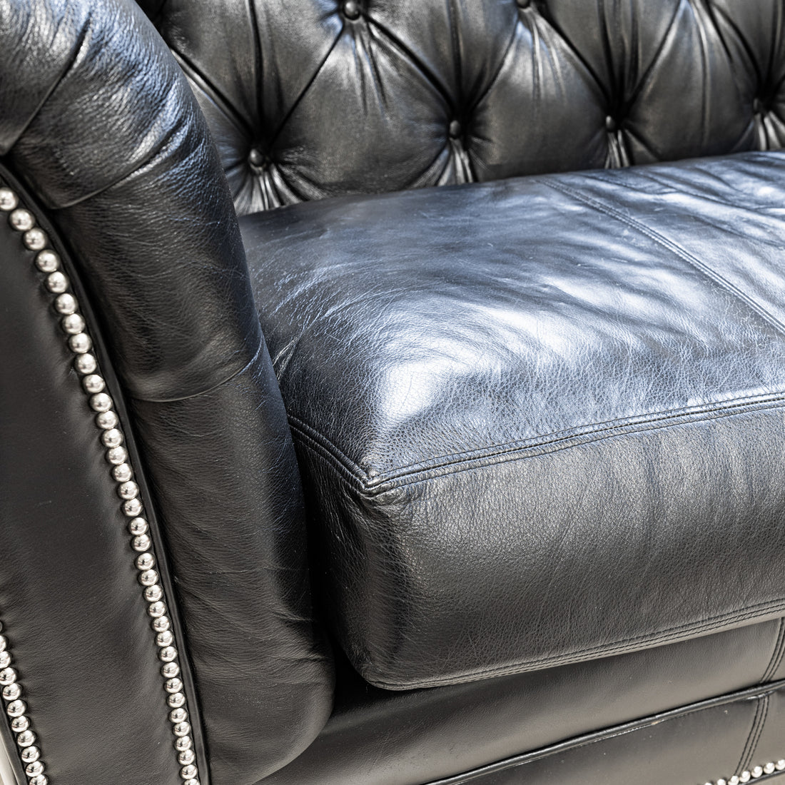 DIVIANI Black Leather Tufted Sofa