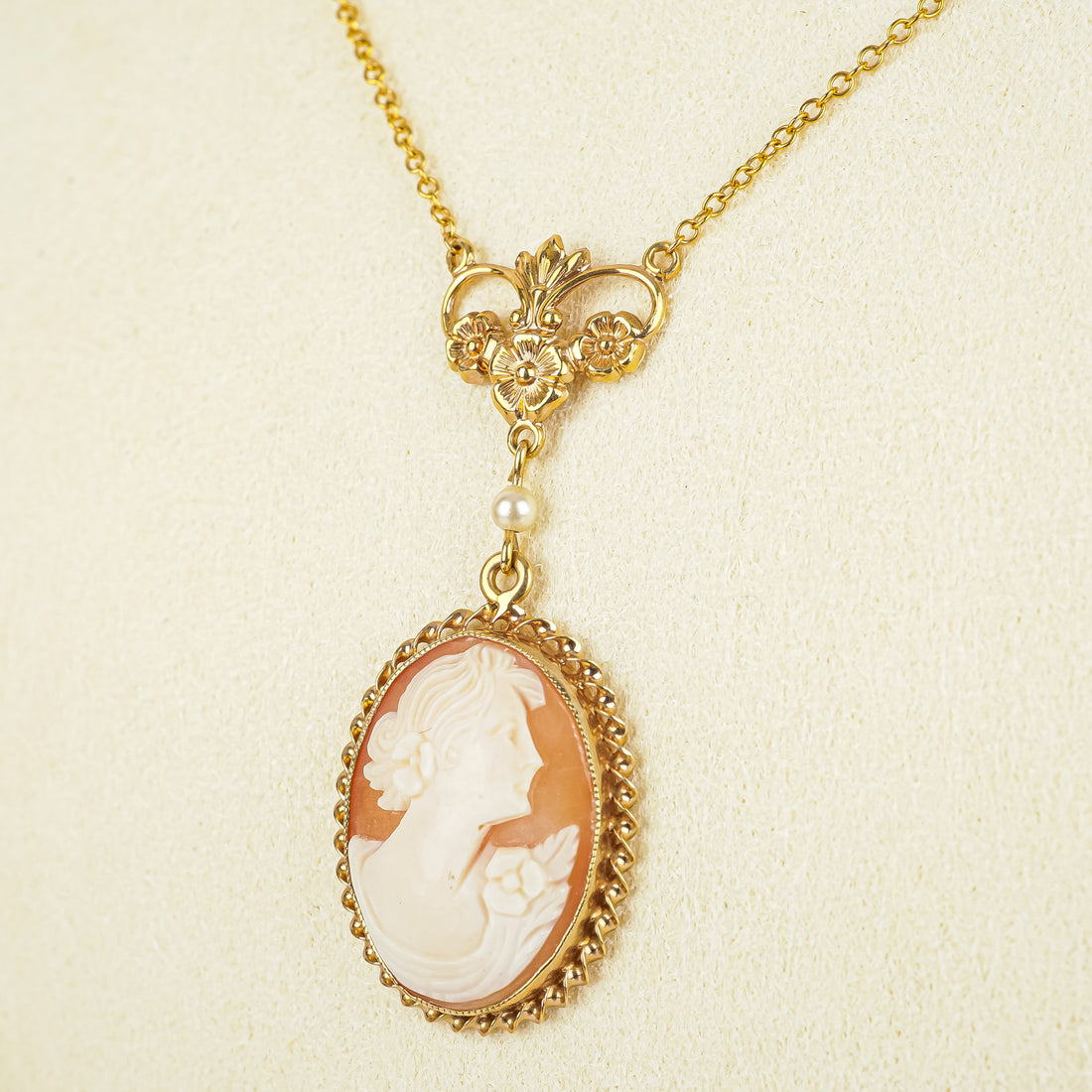 10K Yellow Gold Cameo Pendant Necklace