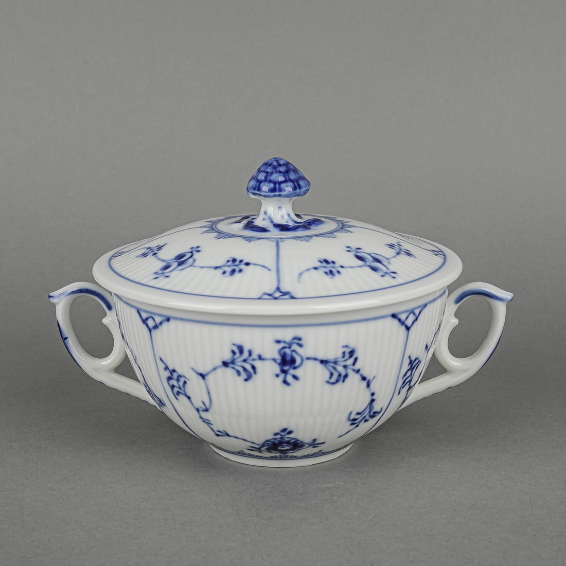 ROYAL COPENHAGEN Blue Fluted Plain Lidded Cream Soup Bowl 1/2199