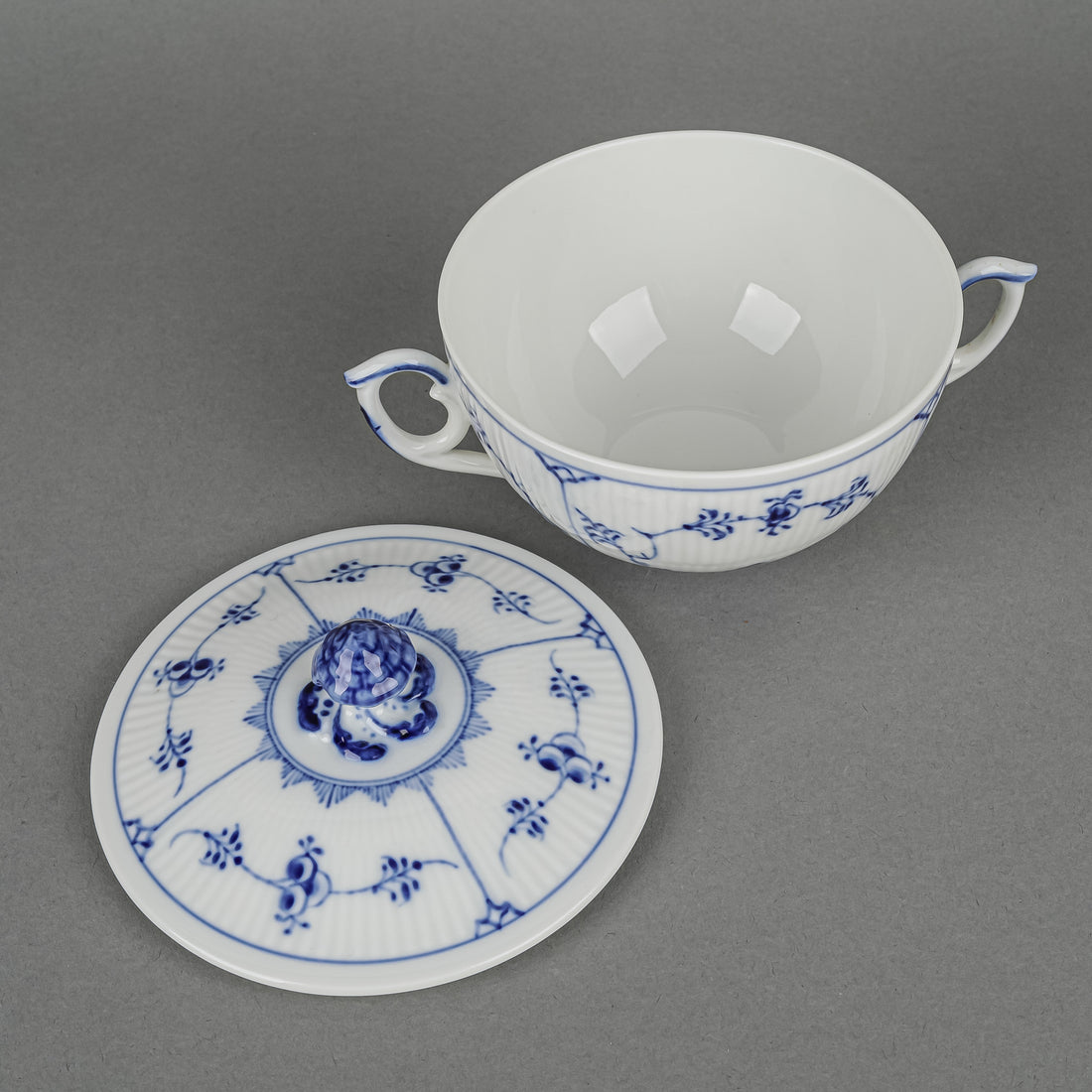 ROYAL COPENHAGEN Blue Fluted Plain Lidded Cream Soup Bowl 1/2199