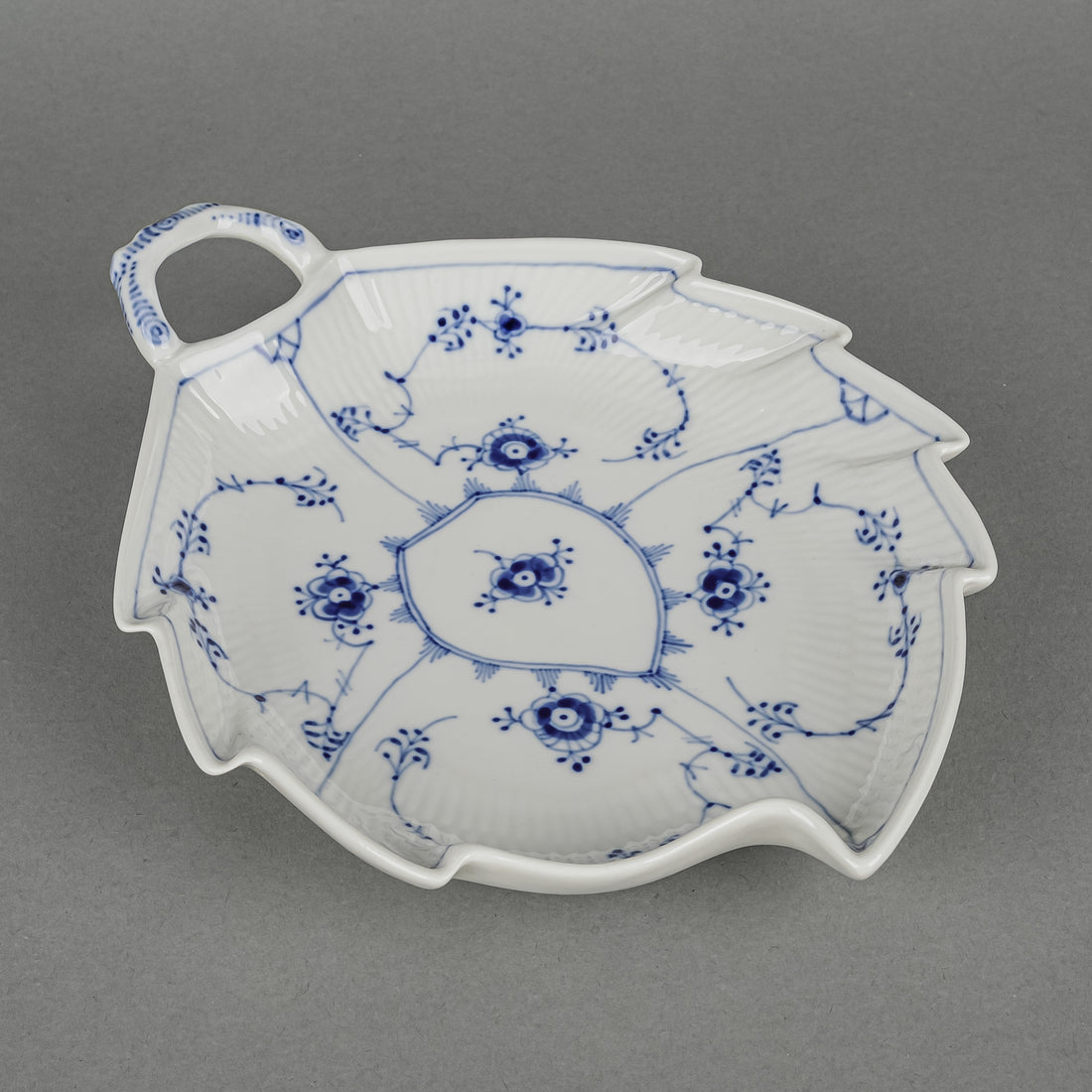 ROYAL COPENHAGEN Blue Fluted Plain Leaf Pickle Dish 1/144