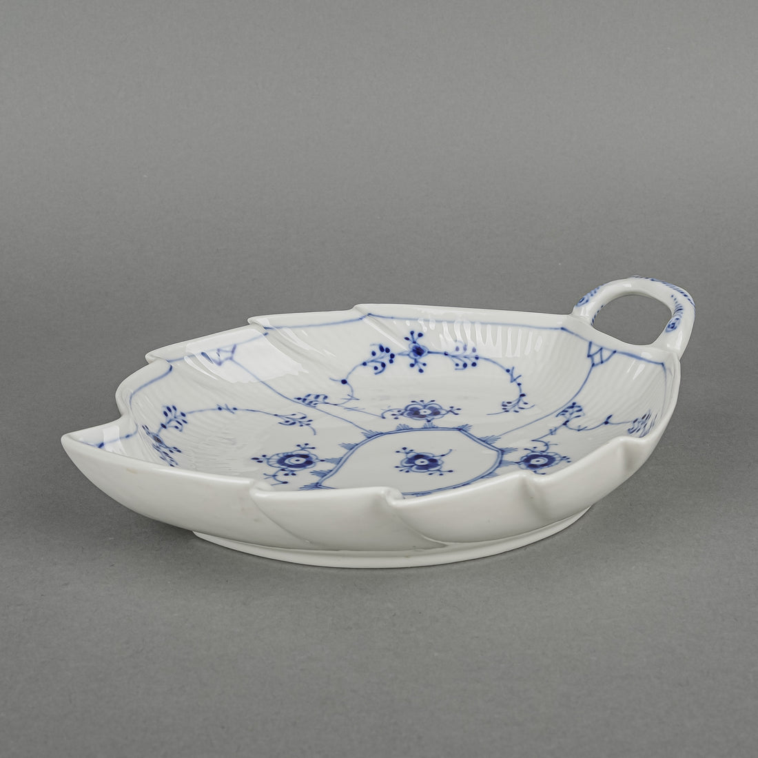 ROYAL COPENHAGEN Blue Fluted Plain Leaf Pickle Dish 1/144