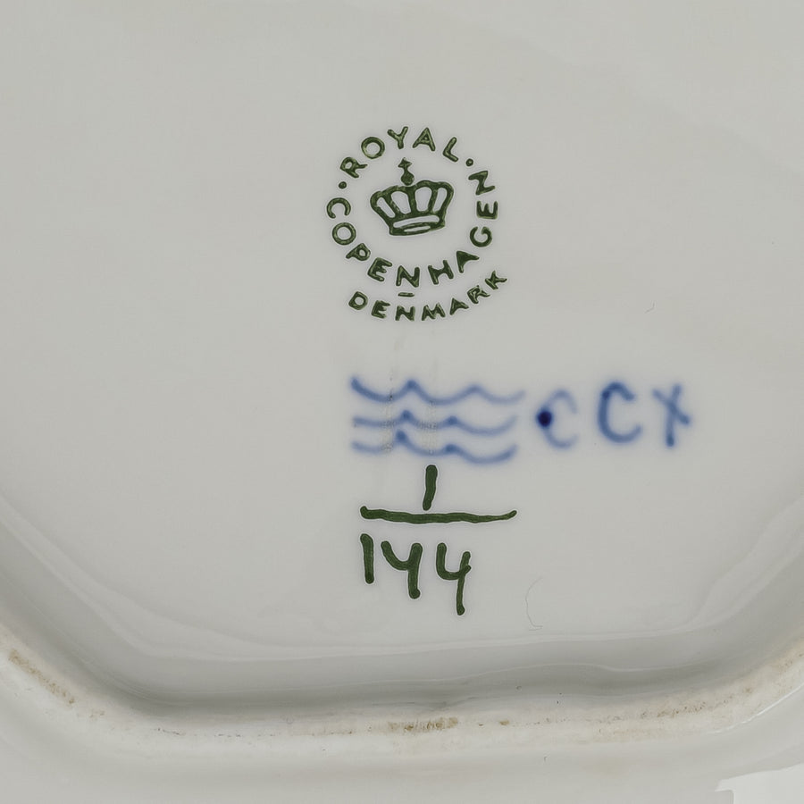 ROYAL COPENHAGEN Blue Fluted Plain Leaf Pickle Dish 1/144