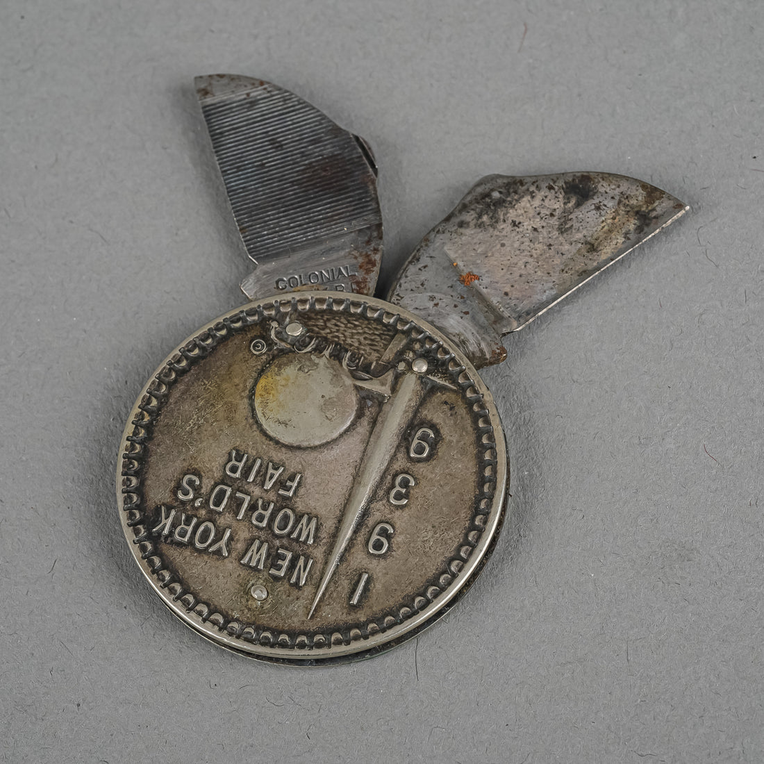 COLONIAL 1939 New York World's Fair Round Pocket Knife