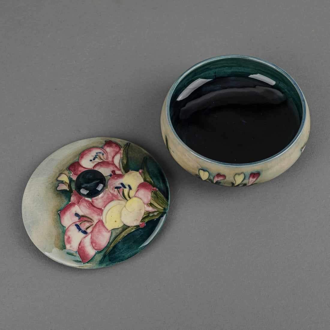 MOORCROFT Freesia Blue/Green Ground Round Covered Bowl