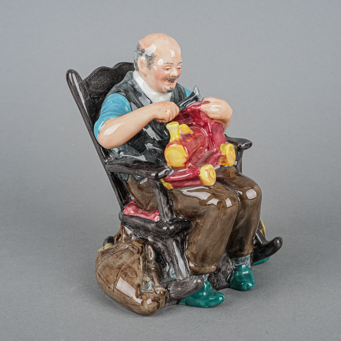 ROYAL DOULTON Figurine The Toymaker HN 2250