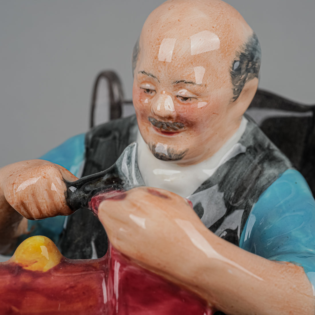ROYAL DOULTON Figurine The Toymaker HN 2250