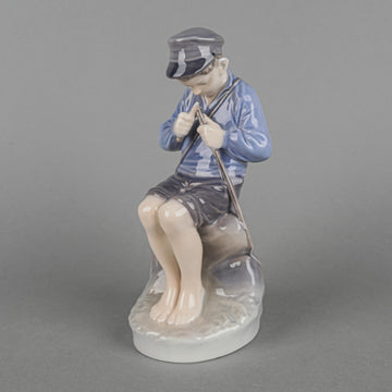 ROYAL COPENHAGEN Figurine Whittling Boy