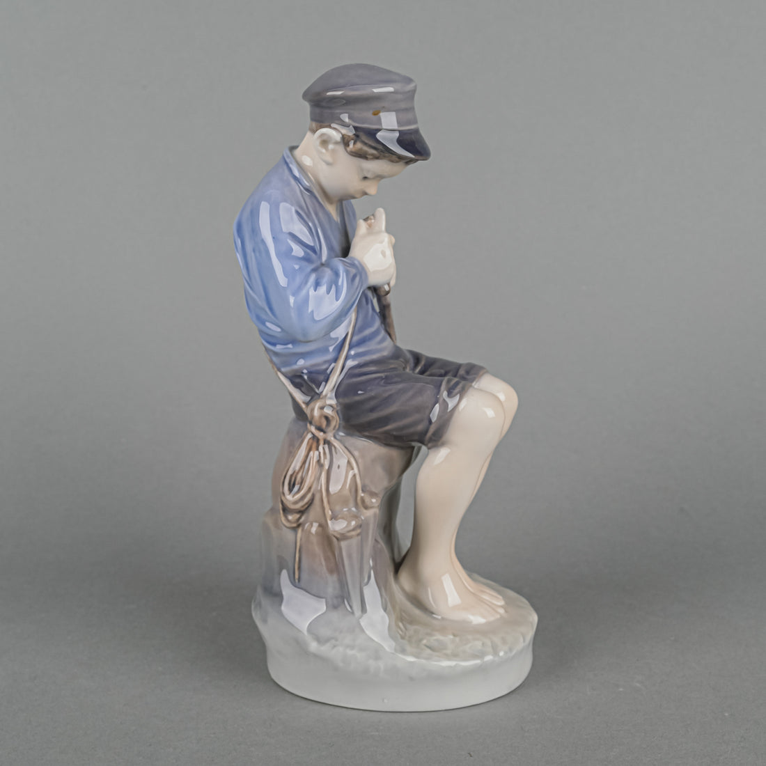 ROYAL COPENHAGEN Figurine Whittling Boy