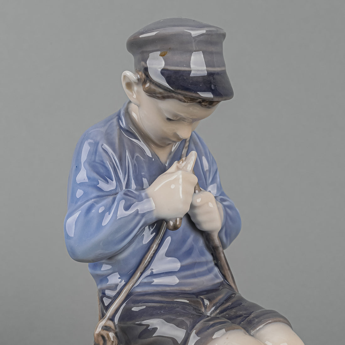 ROYAL COPENHAGEN Figurine Whittling Boy