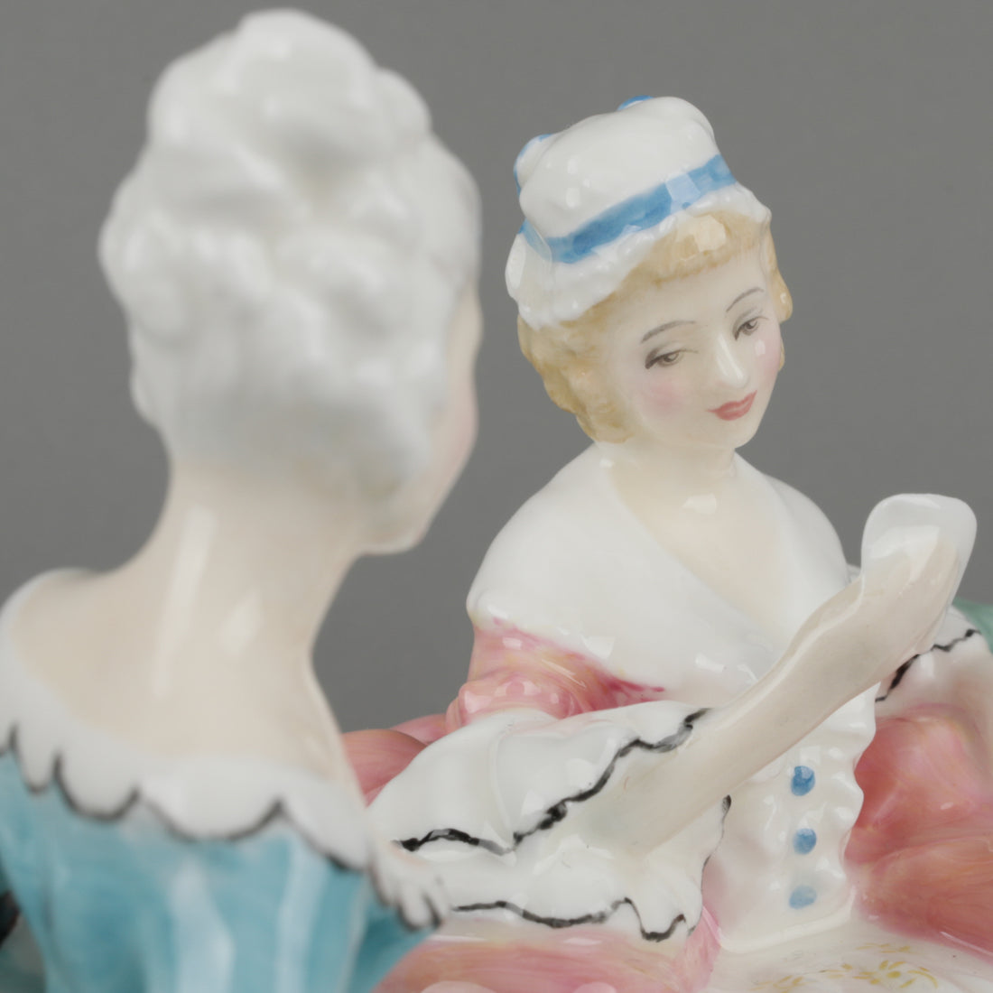 ROYAL DOULTON Figurine The Love Letter HN 2149