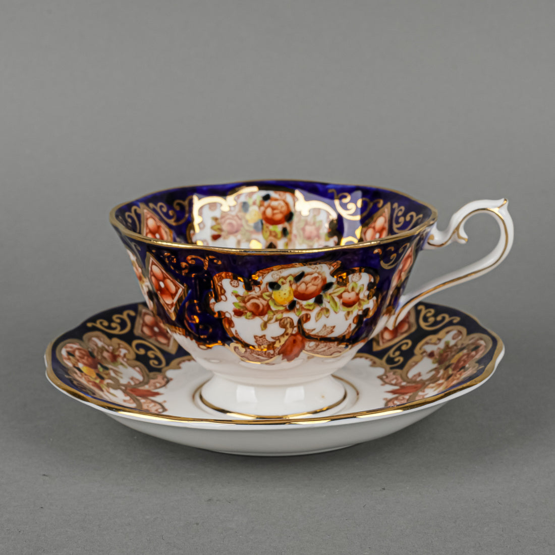 ROYAL ALBERT Heirloom 8 Place Settings Plus Extras