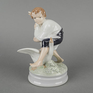 ROYAL COPENHAGEN Figurine The Goose Thief 2139