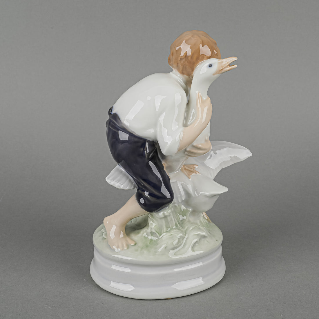 ROYAL COPENHAGEN Figurine The Goose Thief 2139