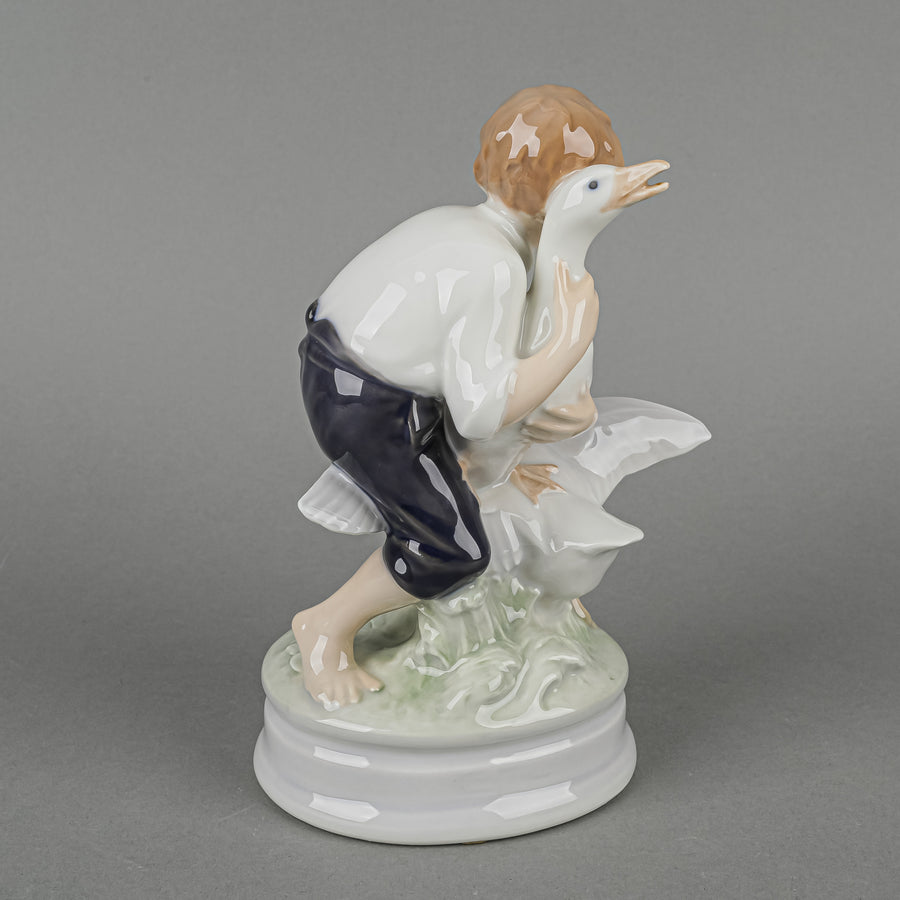 ROYAL COPENHAGEN Figurine The Goose Thief 2139
