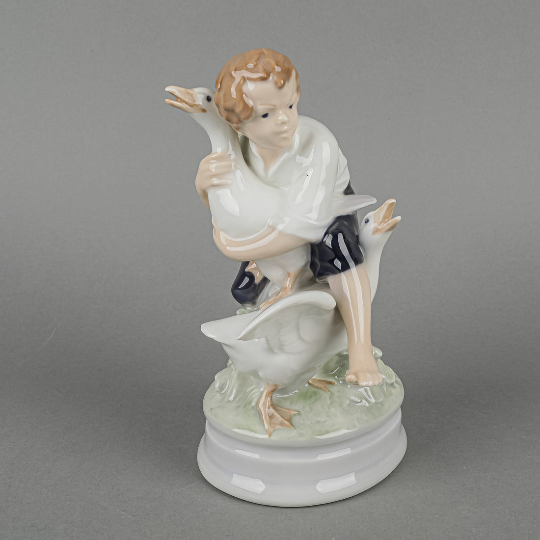 ROYAL COPENHAGEN Figurine The Goose Thief 2139