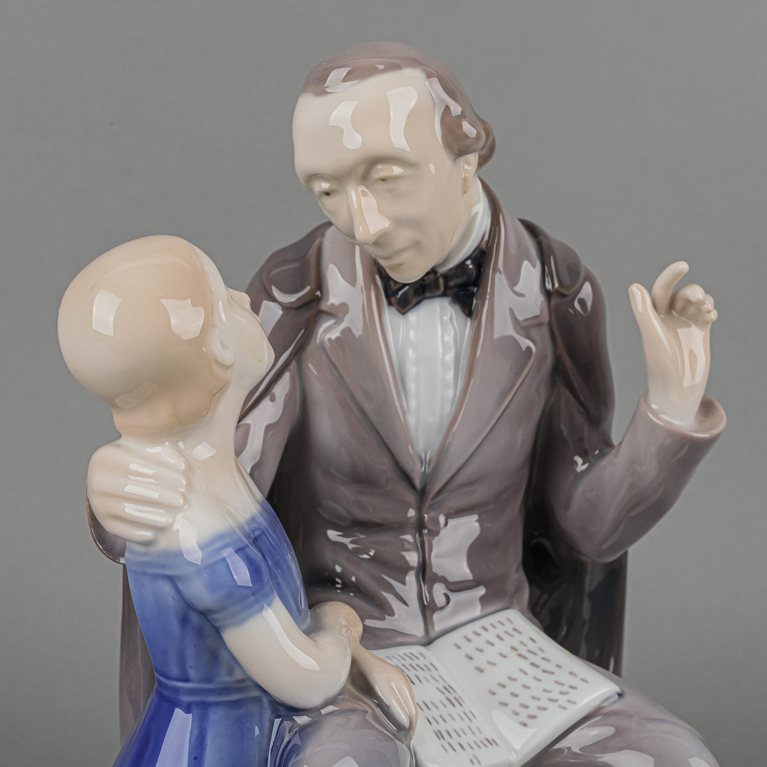 BING & GRØNDAHL Figurine H C Andersen Telling His Stories 2037