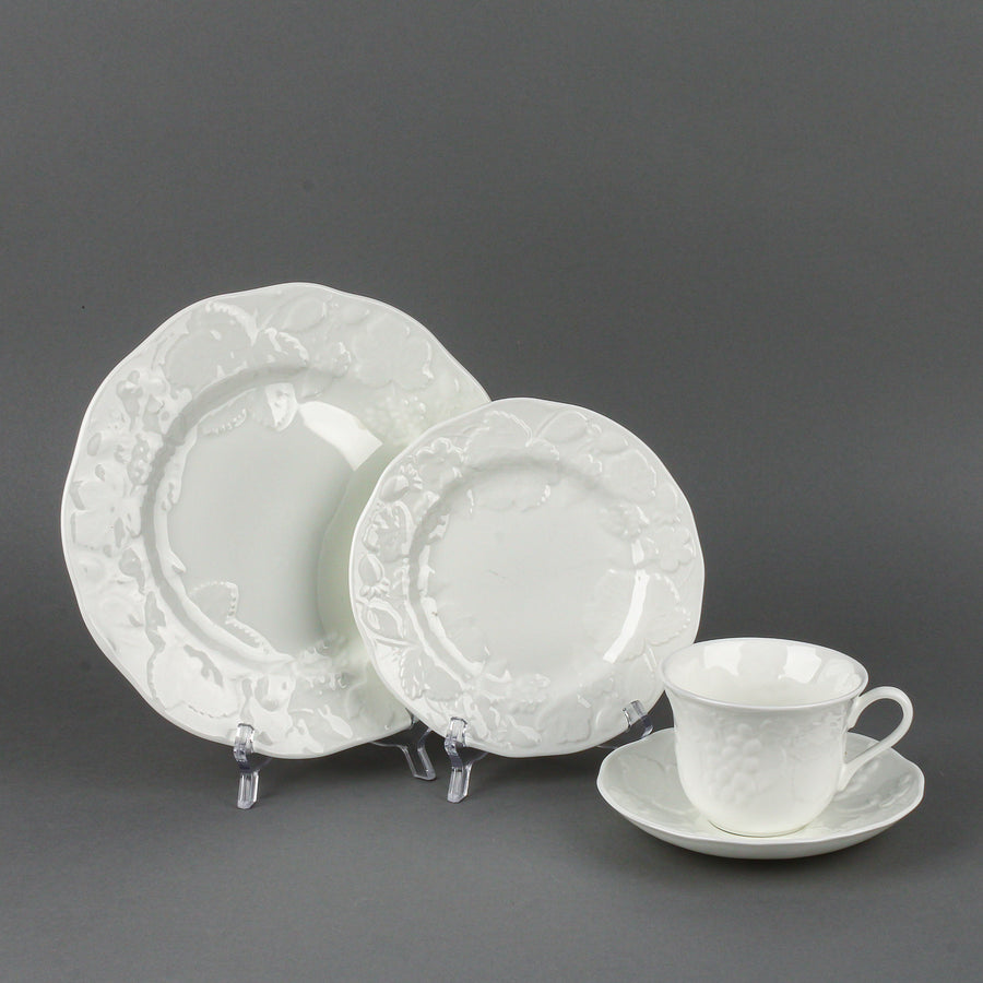 WEDGWOOD Strawberry & Vine Dessert Set - 32 Pieces