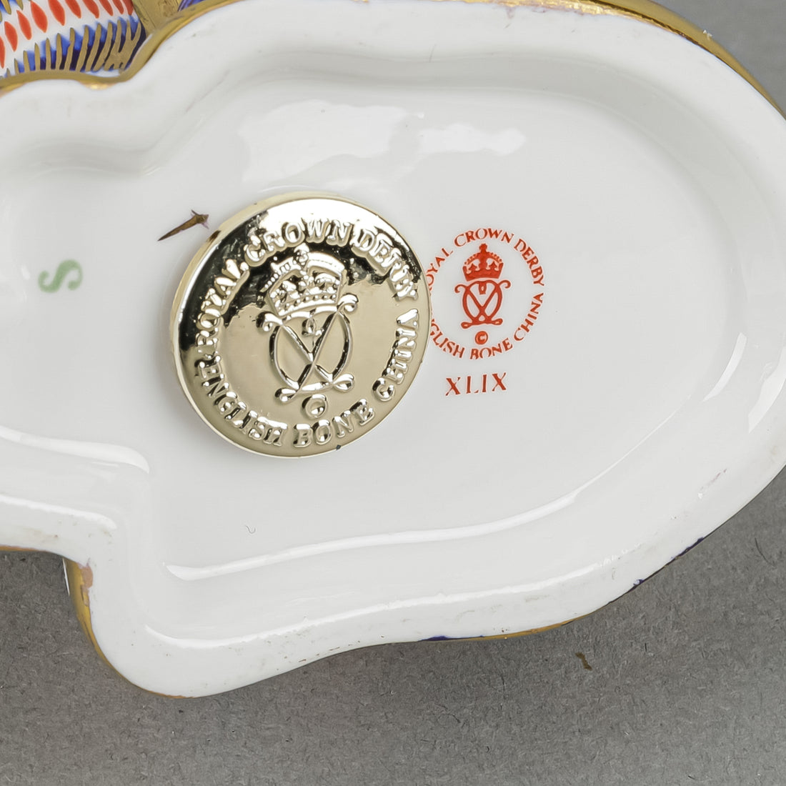 ROYAL CROWN DERBY Paperweight Sitting Cat