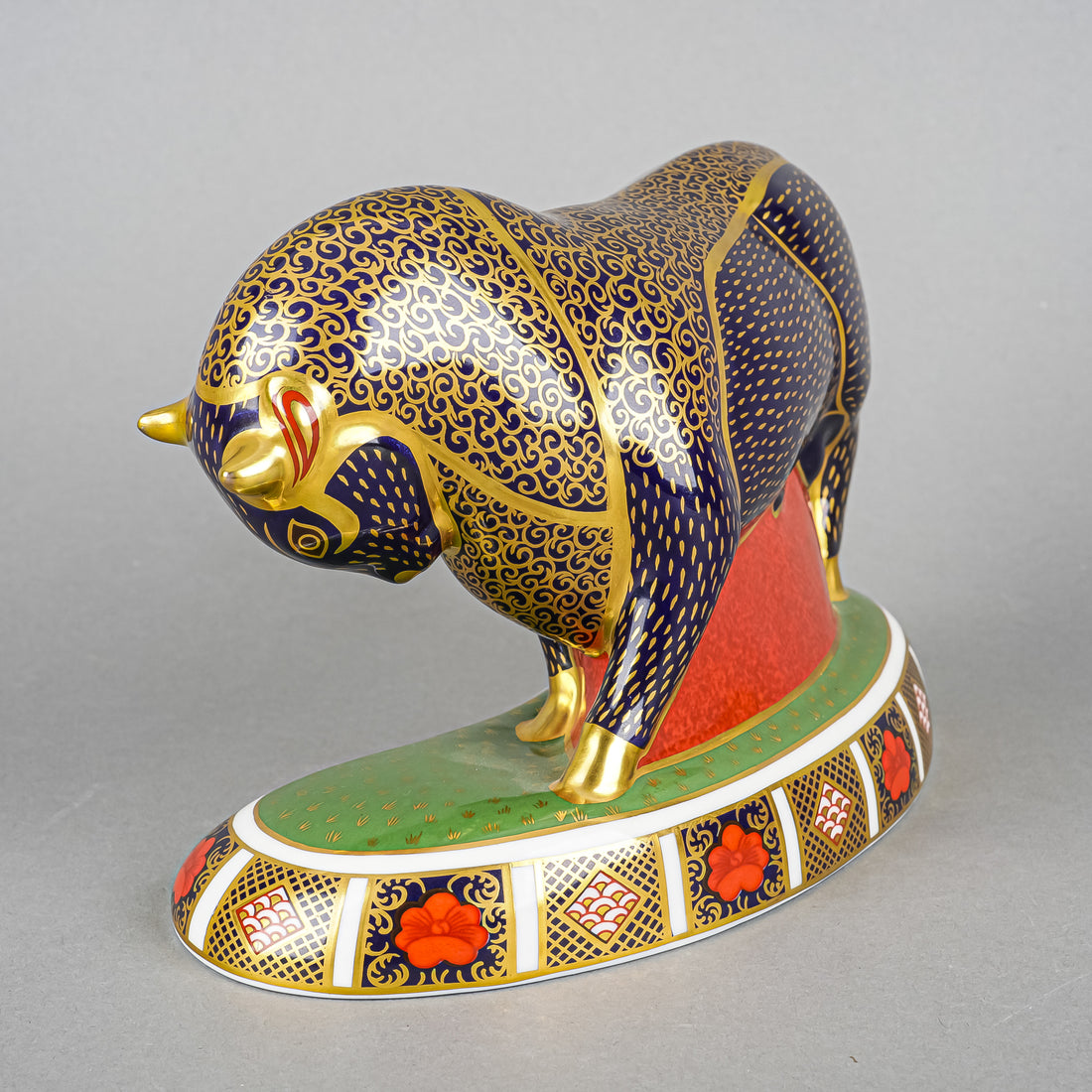 ROYAL CROWN DERBY Paperweight Bull - Old Imari Accent