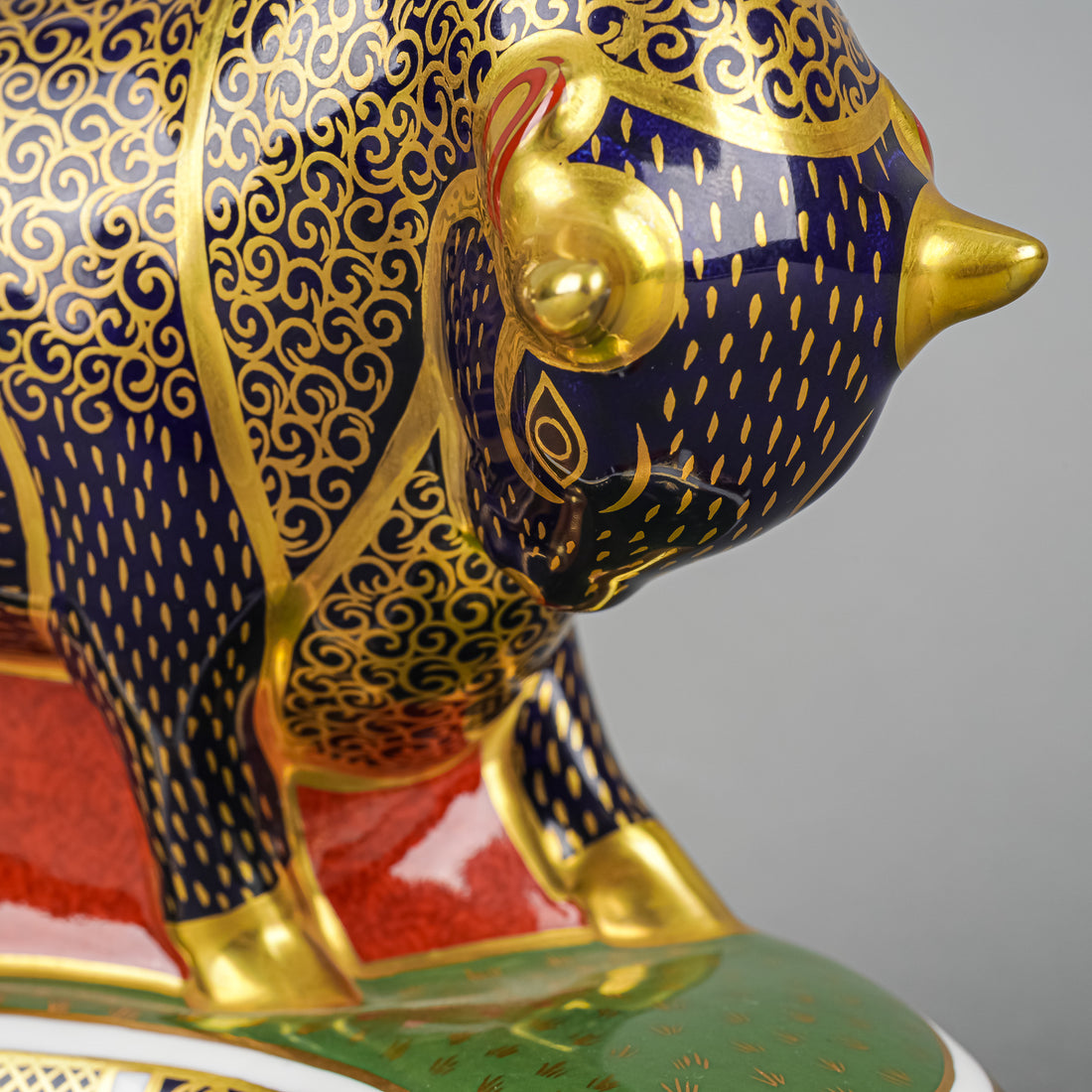 ROYAL CROWN DERBY Paperweight Bull - Old Imari Accent