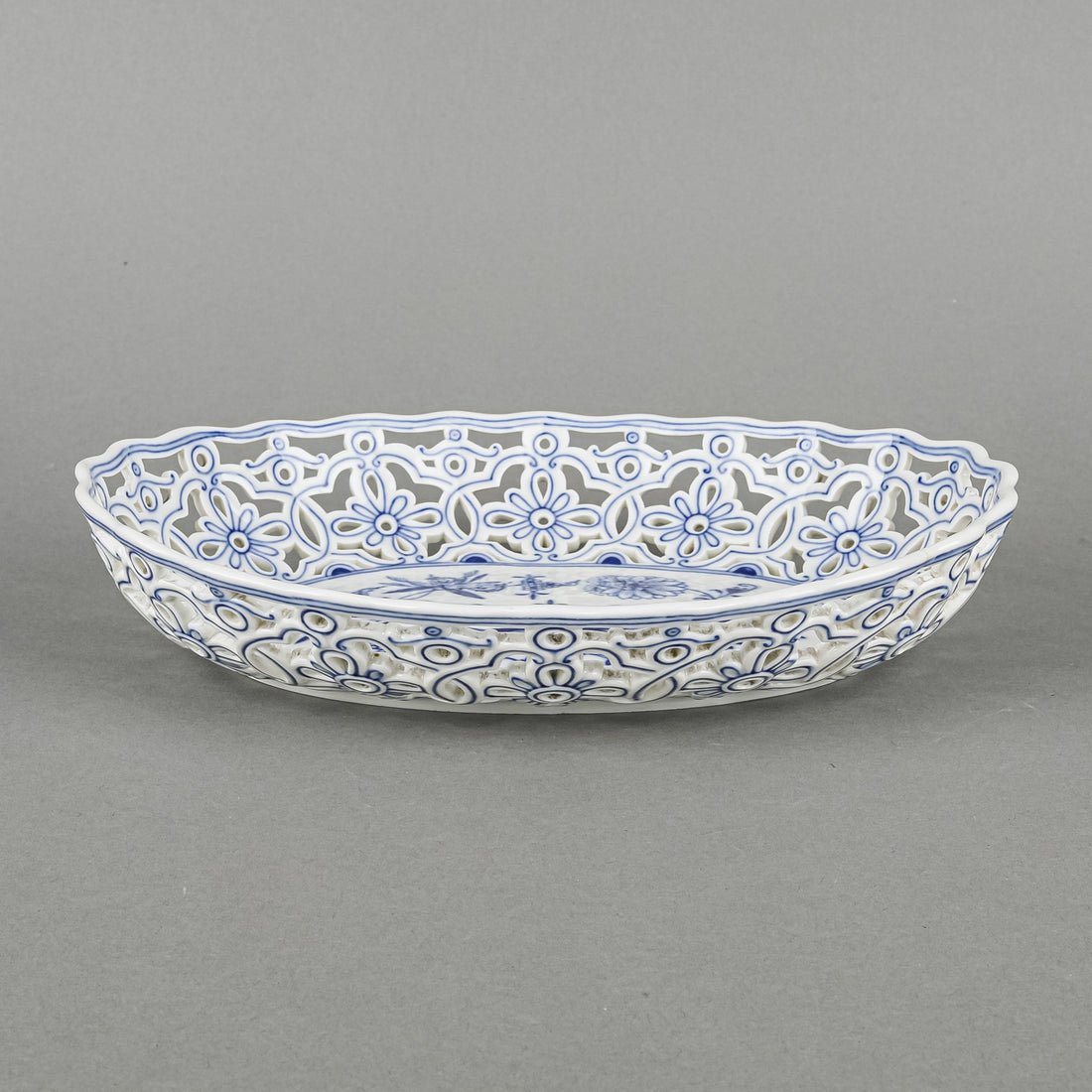 MEISSEN Blue Onion Oval Pierced Bowl