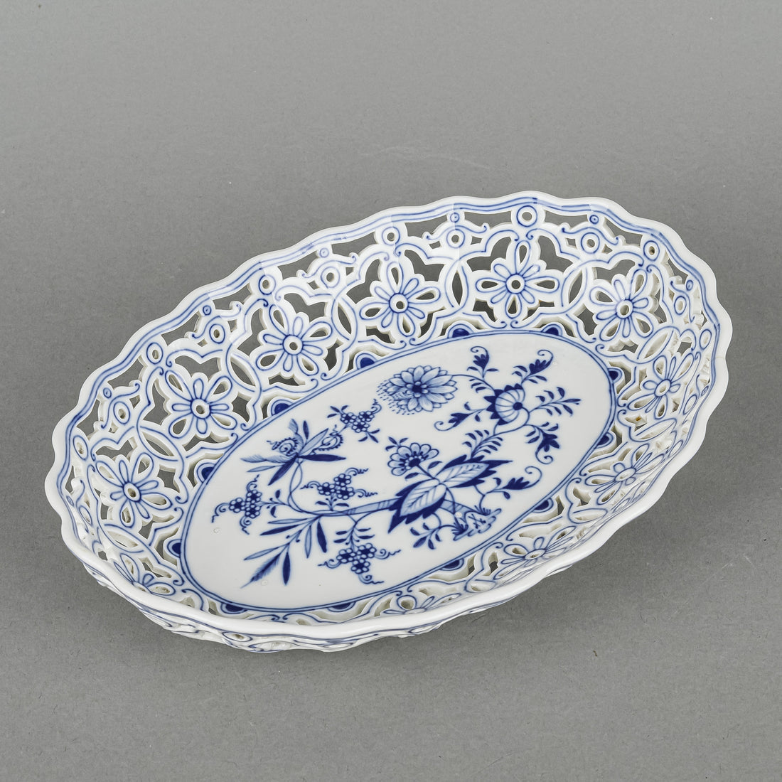 MEISSEN Blue Onion Oval Pierced Bowl