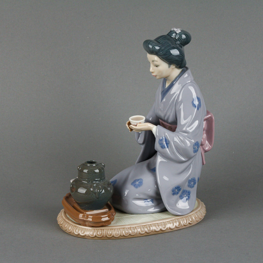 LLADRO Japanese Girl Serving Tea 5122 Figurine